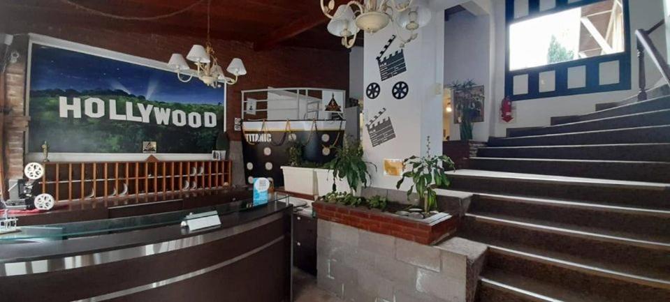 Hotel De Cine Las Golondrinas Villa Gesell Buitenkant foto
