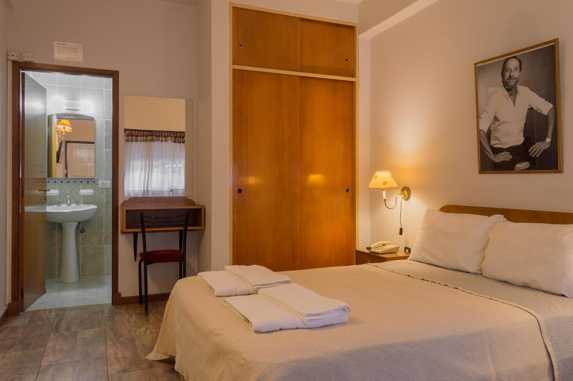 Hotel De Cine Las Golondrinas Villa Gesell Buitenkant foto